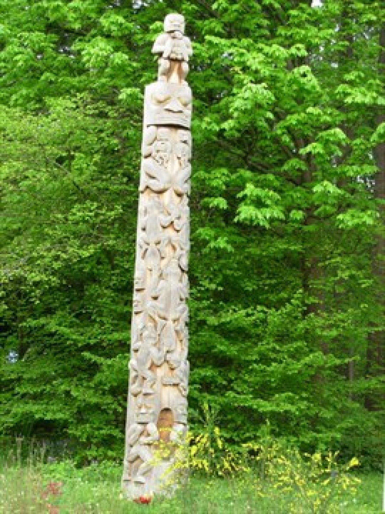 Beaver Crest Totem Pole
Source: http://stanleyparkvan.com/stanley-park-van-attractions-totem-poles.html