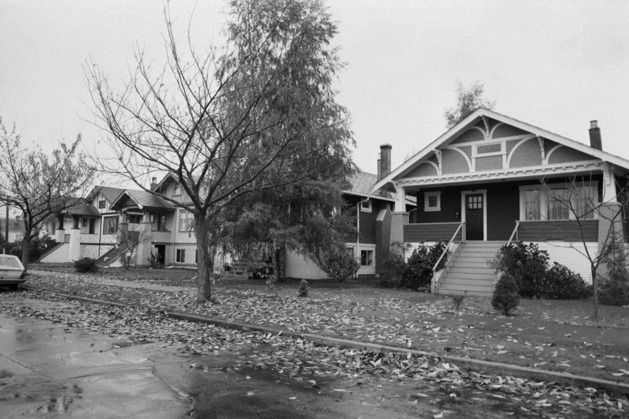 3146, 3106, 3116, 3126 and 3136 West 12th Avenue in 1985. City of Vancouver Archives, CVA 790-1266.