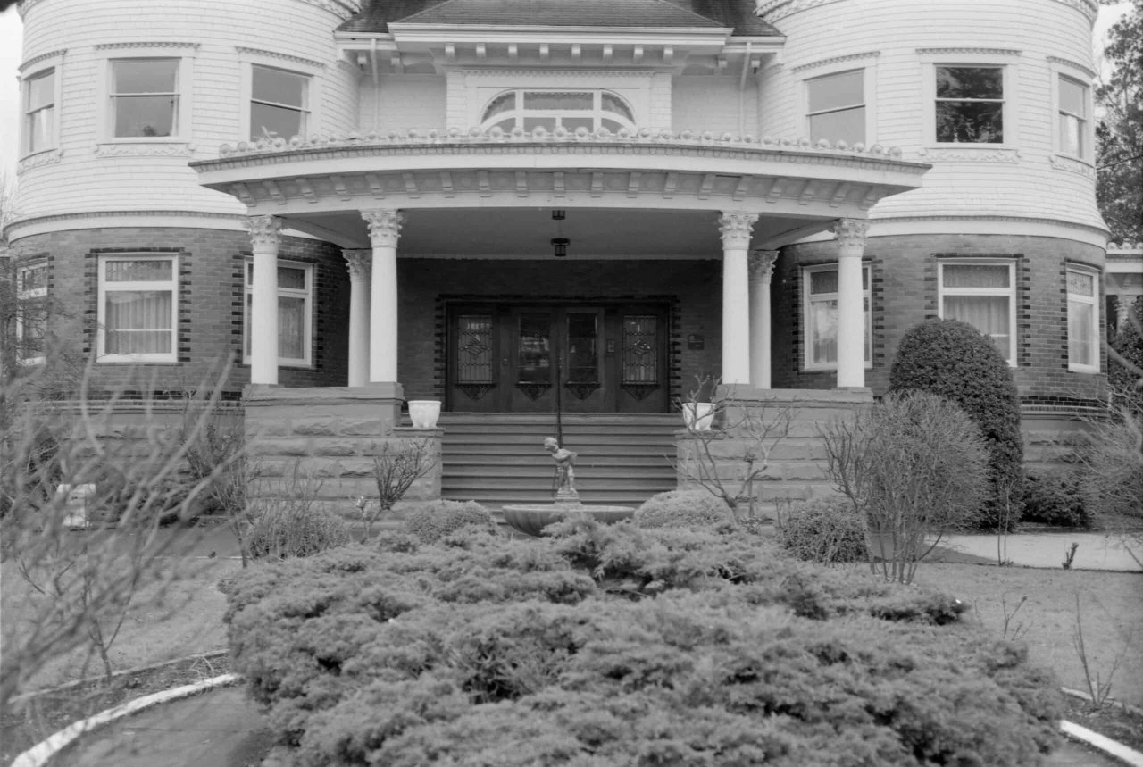 Entrance of Glen Brae in 1986. City of Vancouver Archives, CVA 791-0940. 