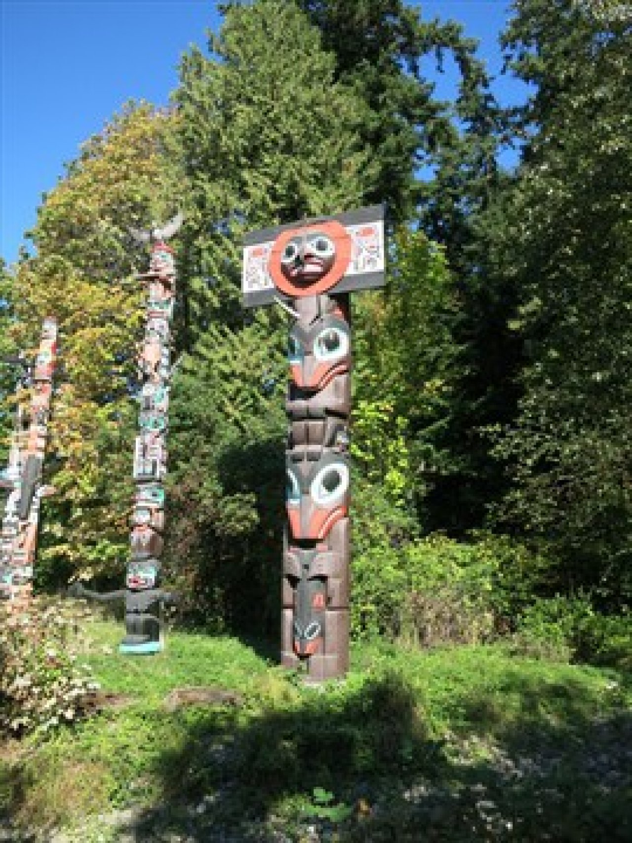 Chief Skedans Mortuary Totem Pole
Source: http://stanleyparkvan.com/stanley-park-van-attractions-totem-poles.html