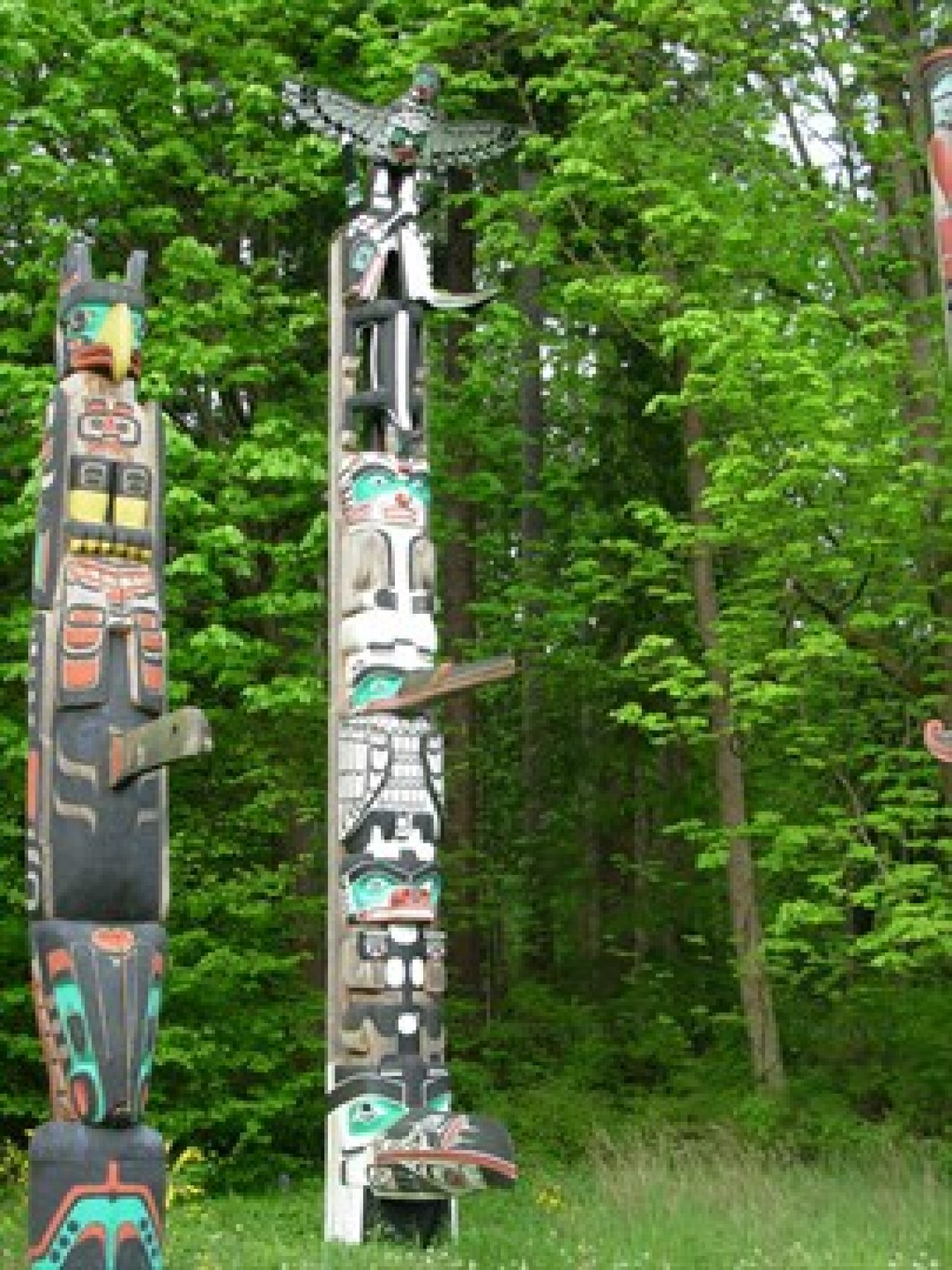 Chief Wakas Totem Pole (right)
Source: http://stanleyparkvan.com/stanley-park-van-attractions-totem-poles.html