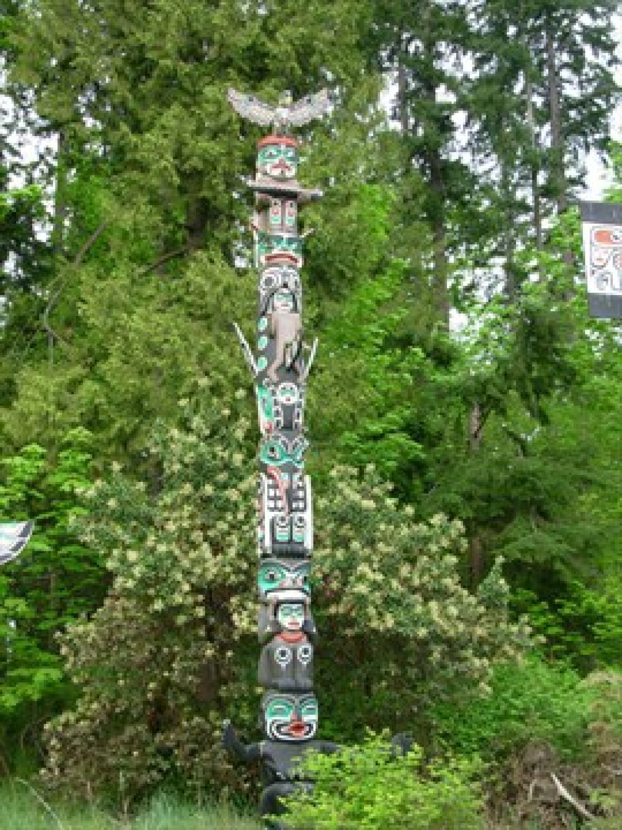 Ga'akstalas Totem Pole. Source: http://stanleyparkvan.com/stanley-park-van-attractions-totem-poles.html