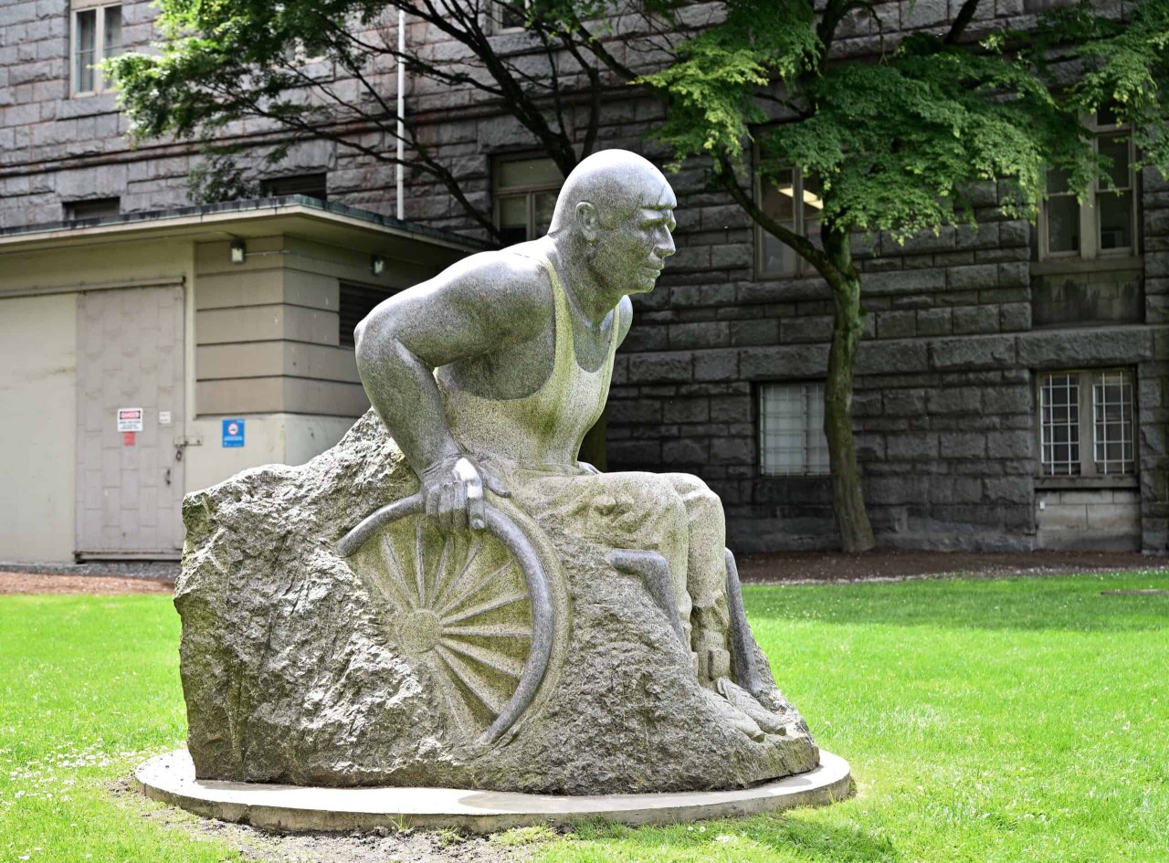 Statue of Rick Hansen. roaming-the-planet 2020
