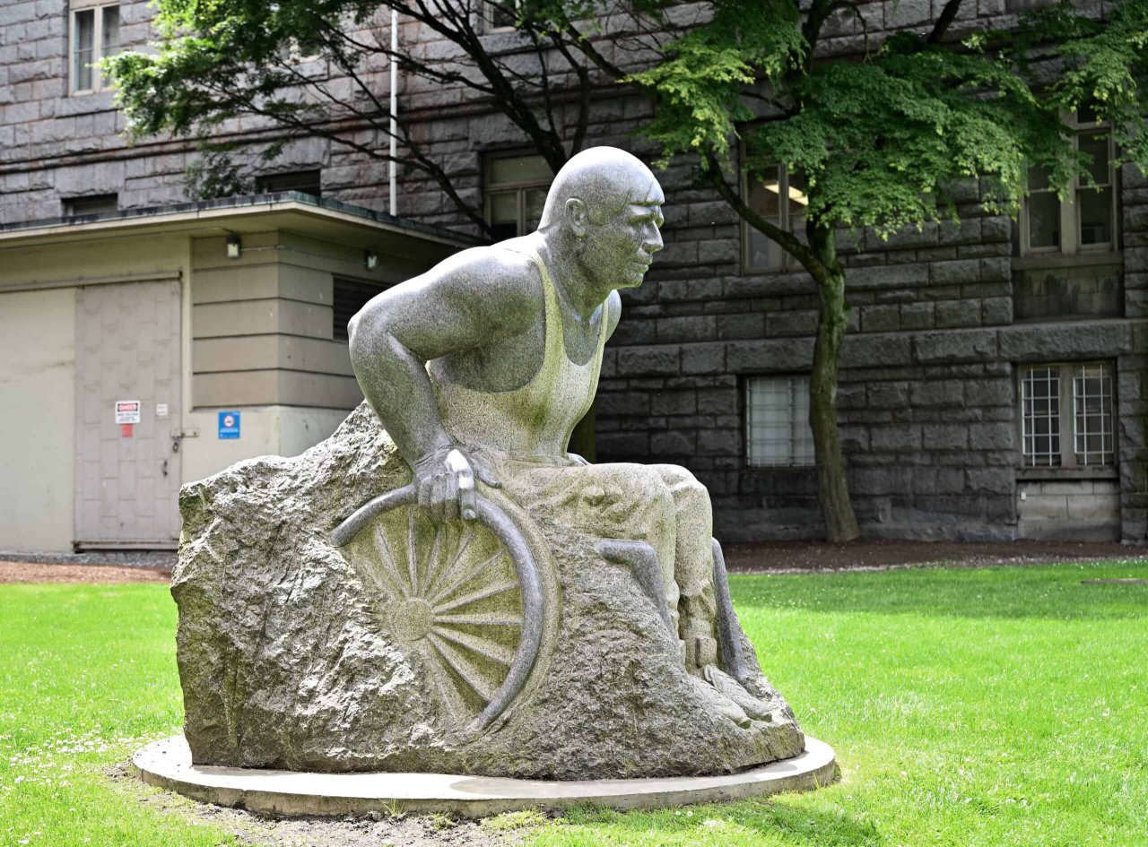 Statue of Rick Hansen. Credit: roaming-the-planet