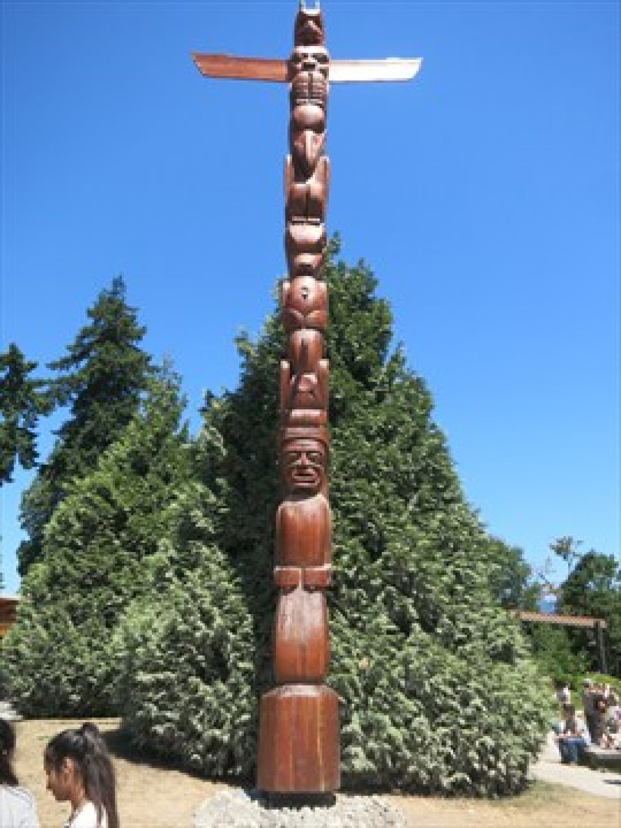 Rose Cole Yelton Memorial Totem Pole. Source: http://stanleyparkvan.com/stanley-park-van-attractions-totem-poles.html