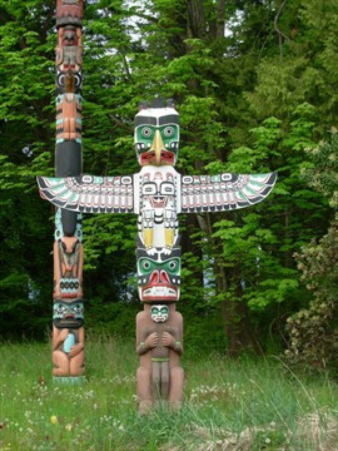 Thunderbird House Post Totem Pole. Source: http://stanleyparkvan.com/stanley-park-van-attractions-totem-poles.html