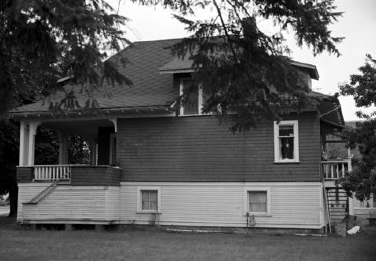 North facade of 5709 Wales Street, 1978. City of Vancouver Archives, CVA 786-102.01