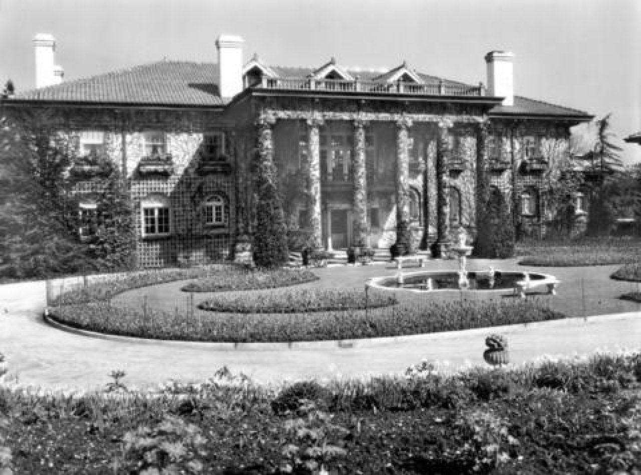 Hycroft 1927
Source: City of Vancouver Archives Item : Bu P688 - [The front of Hycroft Mansion on 1489 MacRae Avenue]