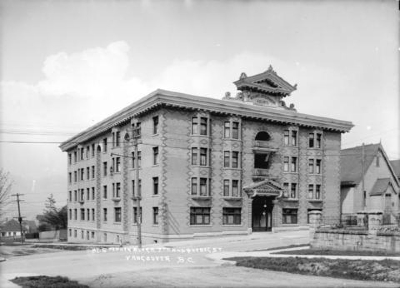 Quebec Manor at 7th and Quebec St in early 20th century. Source: City of Vancouver Archives SGN 1028