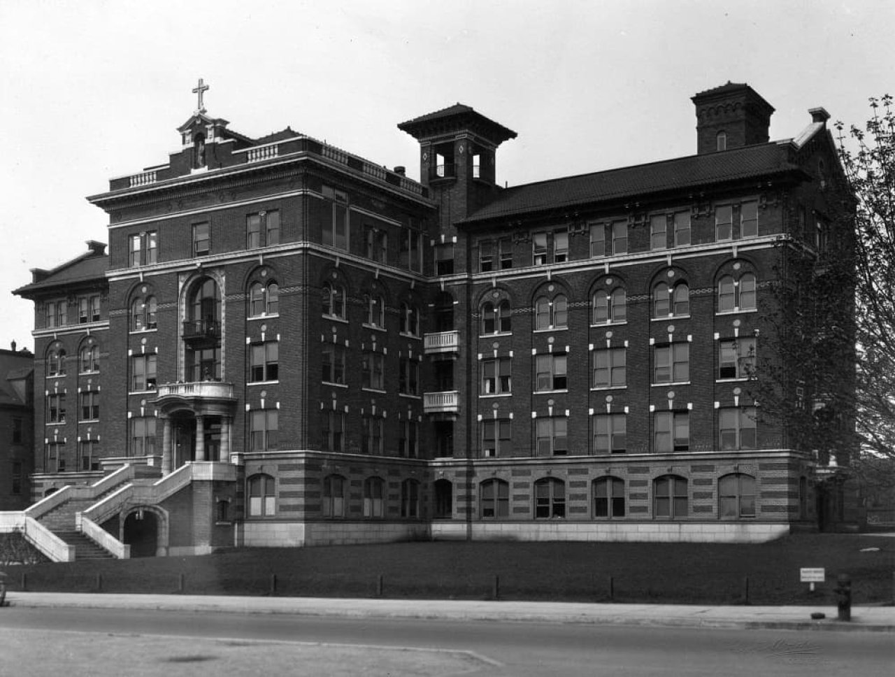 Exterior of St. Paul's Hospital,1928. City of Vancouver Archives, Bu P375. 