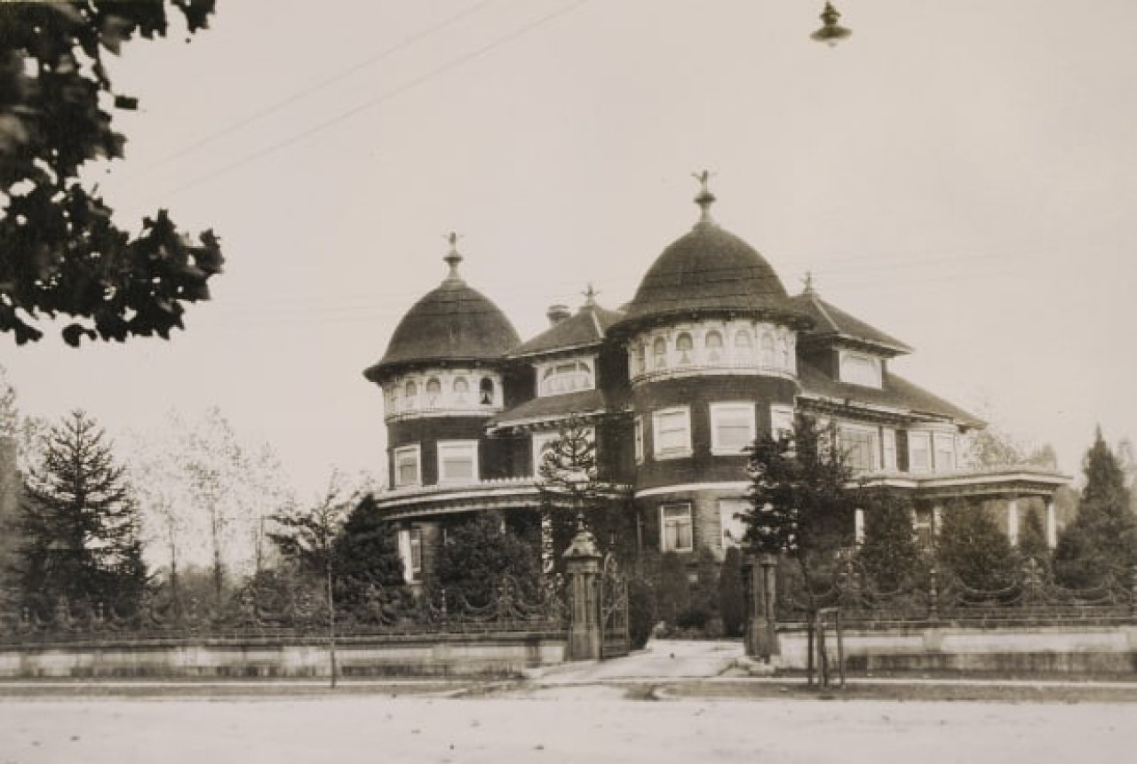 1690 Matthews Avenue in 1925, during which time it was the headquarters of the Kanadian Knights of Ku Klux Klan. City of Vancouver Archives, Vancouver Sun.