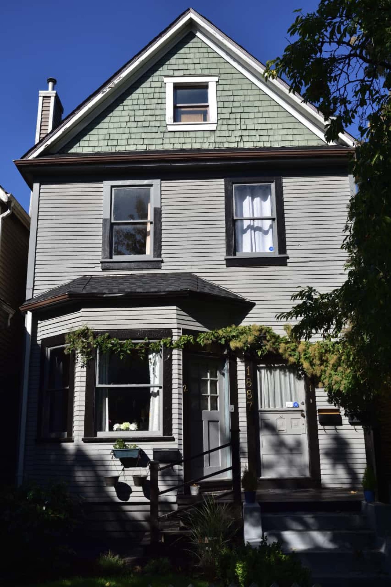 1887 W 3rd Avenue. Credit: roaming-the-planet