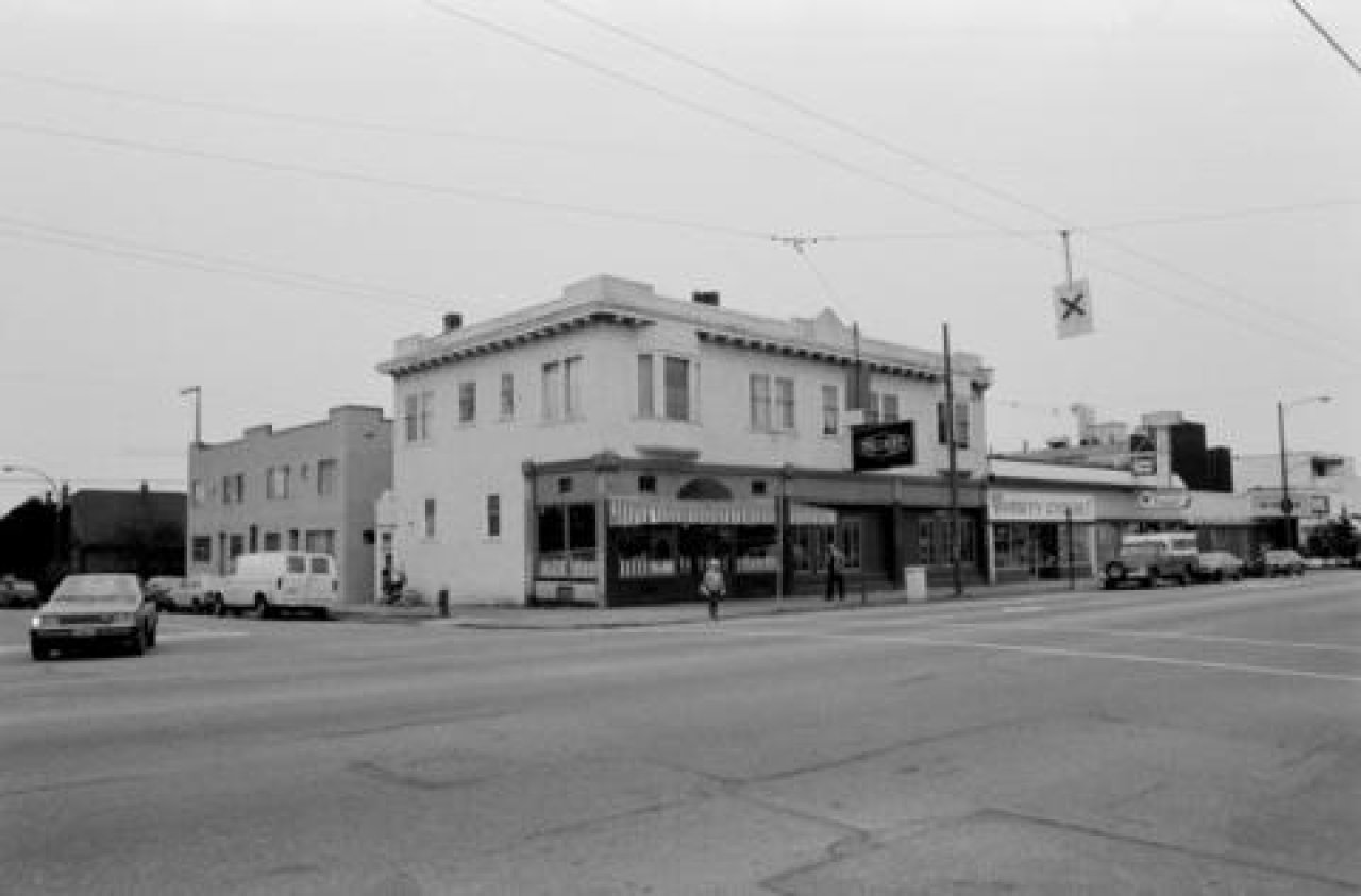 2590 Trimble St in the 1980s with the Earl's Place awning. City of Vancouver Archives, CVA 790-1936.