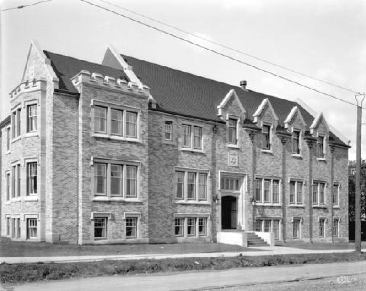 2675 Oak Street c. 1928
Source: City of Vancouver Archives Item : Bu N328.2 - [Jewish Community building at 2675 Oak Street]
