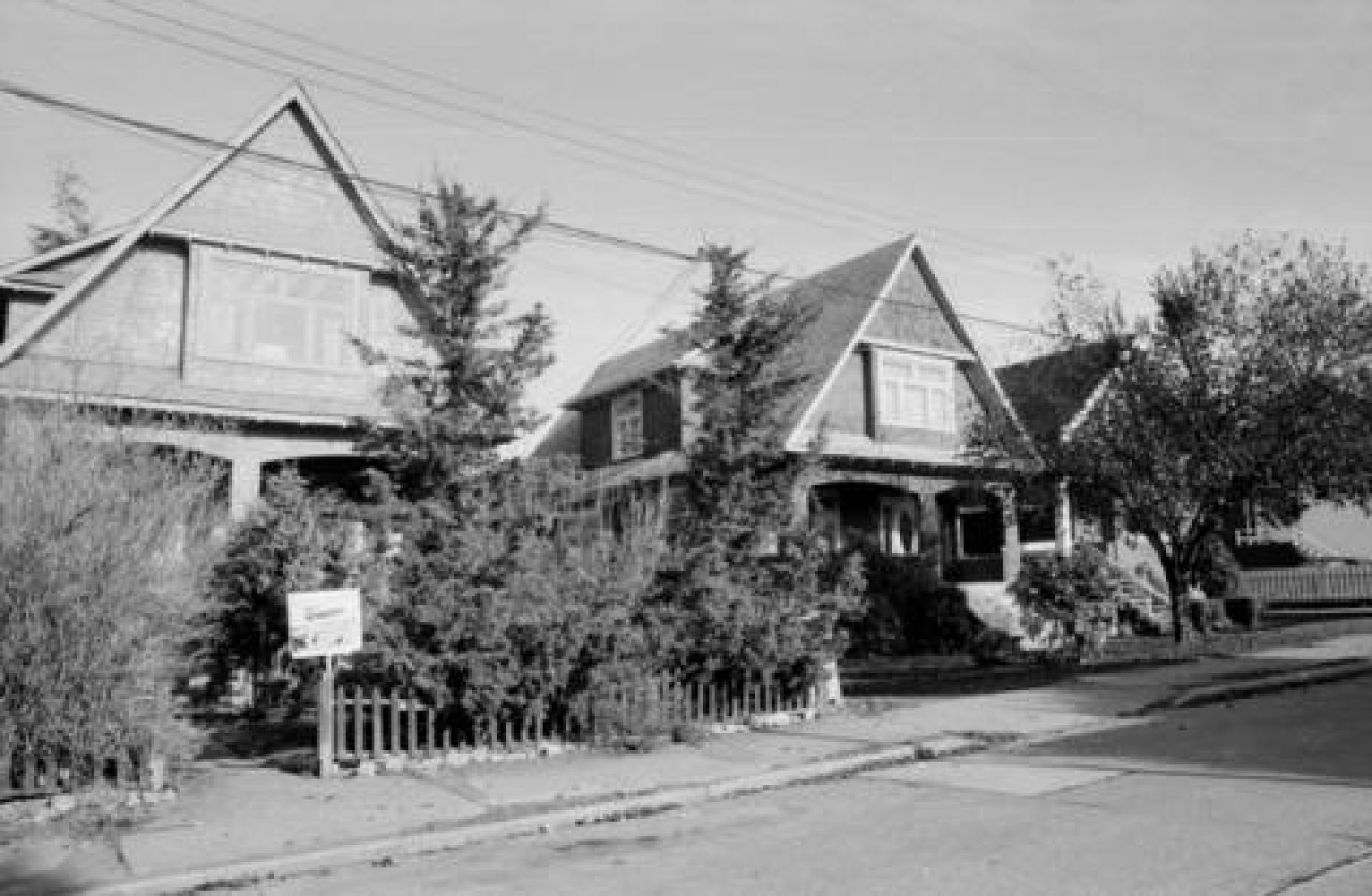 2733 West 3rd Avenue (middle) c. 1985
Source: City of Vancouver Archives Item : CVA 790-1455 - 2737, 2733, 2721 West 3rd Avenue