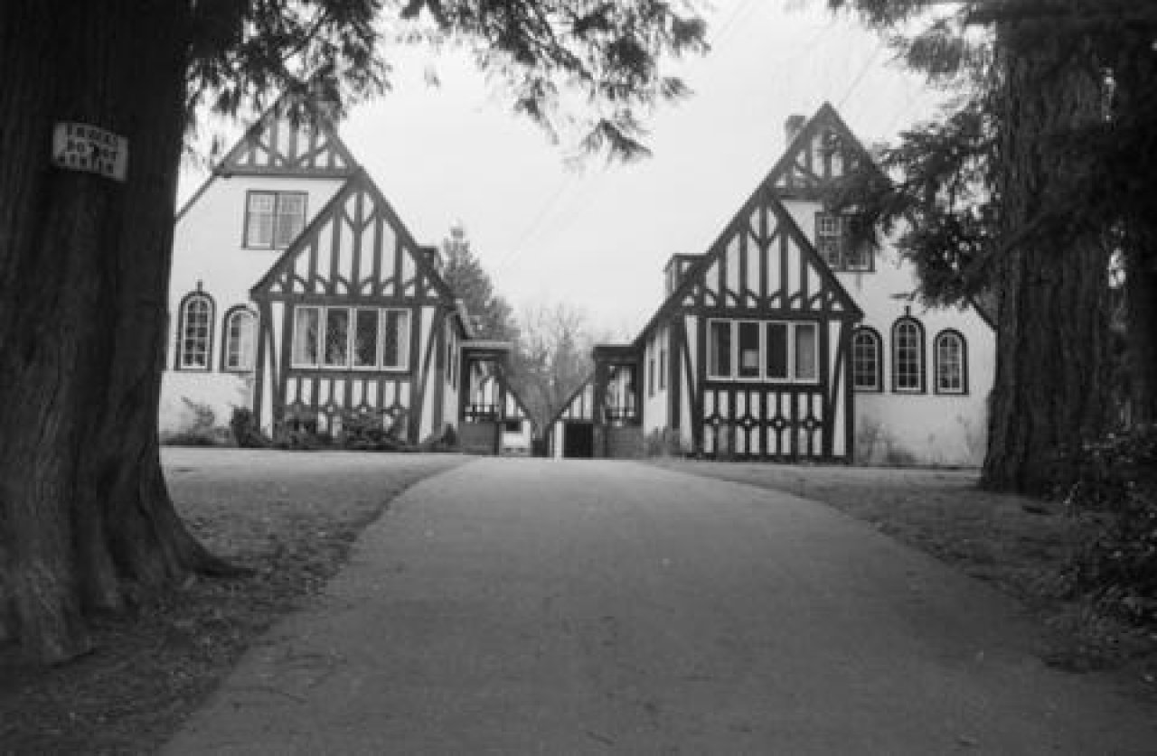 2827 + 2837 West 43rd Avenue c. 1985

Source: City of Vancouver Archives https://searcharchives.vancouver.ca/2827-2837-west-43rd-avenue