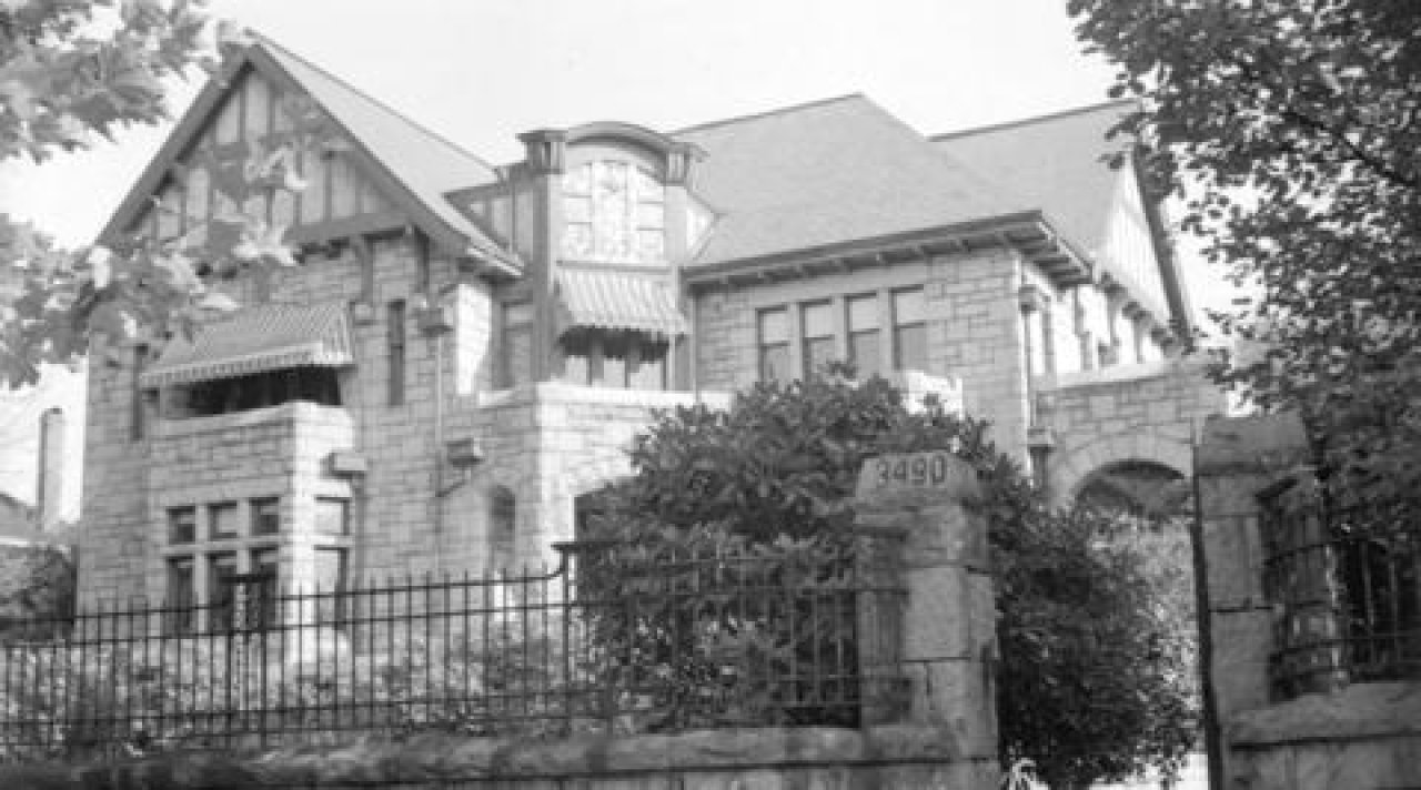 3490 Cedar Crescent c. 1940s

Source: City of Vancouver Archives Item : CVA 1184-1212 - [Exterior of 3490 Cedar Crescent]