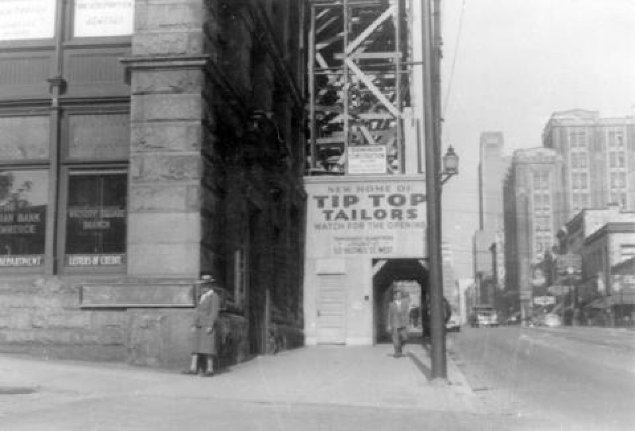 Corner of the Canadian Bank of Commerce at 300 W Hastings Street, 1948. City of Vancouver Archives, CVA 371-1150.