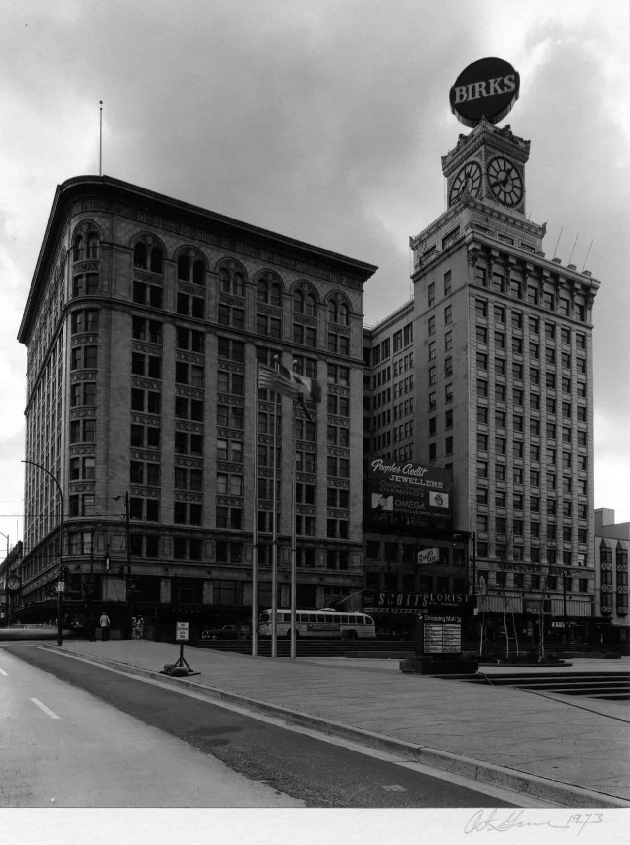 Birks Building and Vancouver Block in 1973. Photograph by Art Grice. City of Vancouver Archives, CVA 70-11.